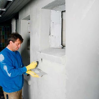 Isolera utvändigt: Vid falsar, fönsterbräden och hörn är det ofta lättare att använda en murslev Isolera utvändigt: Vid falsar, fönsterbräden och hörn är det ofta lättare att använda en murslev